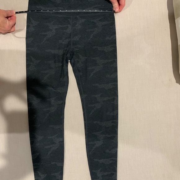 Vuori Clean Elevation leggings size medium - Picture 3 of 5